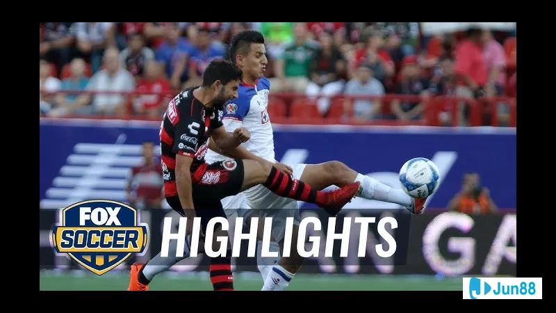 Cầu thủ Club Tijuana dũng cảm đối diện với cầu thủ Cruz Azul trong pha tranh chấp bóng
