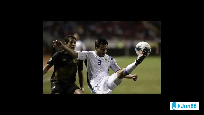 Cầu thủ Costa Rica vượt qua cầu thủ Nicaragua trong trận đấu - "Costa Rica" vs