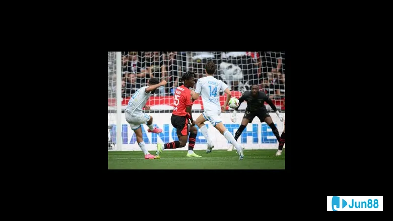 Cầu thủ Le Havre với bóng trước sự áp đảo của hậu vệ Rennes