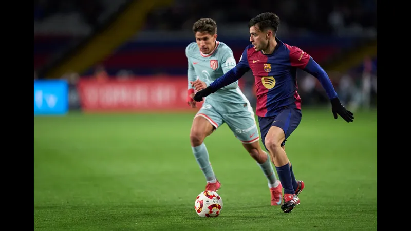 Cầu thủ Barca vượt qua cầu thủ Atletico Madrid với kỹ thuật đi bóng tinh tế