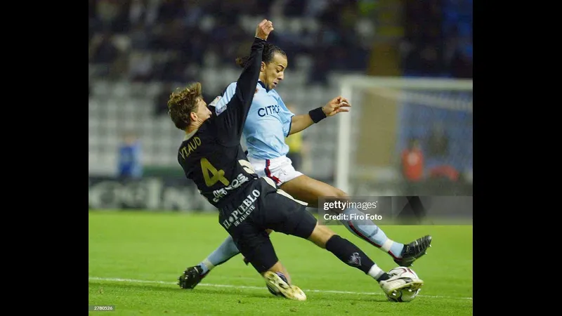 Cầu thủ của Albacete vượt qua cầu thủ của Celta Vigo trong trận đấu.