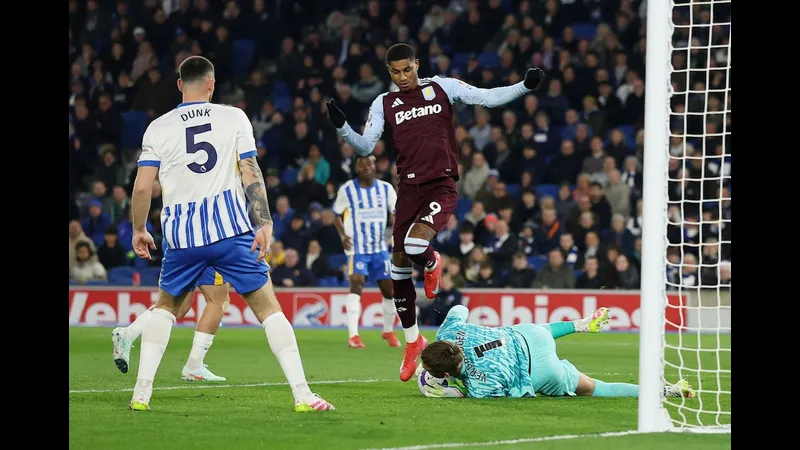 Cầu thủ Brighton vượt qua cầu thủ Aston Villa trong trận đấu