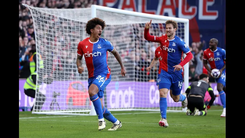 Cầu thủ của Burnley với quyết tâm chặt chẽ chống lại cầu thủ của Crystal Palace trong trận…