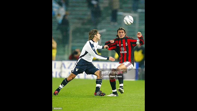Cầu thủ AC Milan dứt điểm mạnh trong trận đấu với Lazio