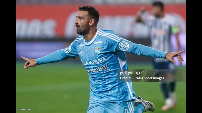 Cầu thủ của Sporting Cristal với sự tập trung cao độ trong trận đấu với Alianza Lima
