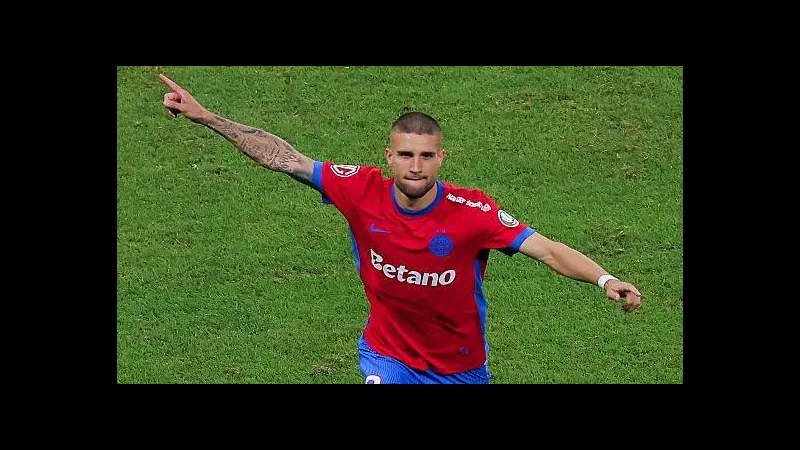 Cầu thủ FCSB và Fenerbahce tranh chấp quả bóng trên sân cỏ - Phong độ gần